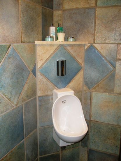 Urinal med indbygget pynte hylde
